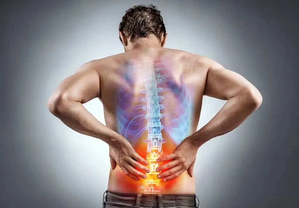 Man mit Rheuma CBD bei Rheuma