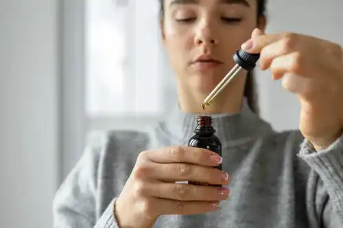 Erleben Sie die natürliche Kraft von CBD Tropfen: Diese sanfte, aber wirkungsvolle Formel unterstützt ein ausgeglichenes Wohlbefinden auf natürliche Weise. Entspannen Sie sich und finden Sie Ruhe in Ihrem täglichen Leben, während die beruhigenden Eigenschaften von CBD Ihre Sinne umarmen. Spüren Sie, wie sich Spannungen lösen und der Stress des Alltags schwindet. Mit jeder Tropfen verhilft Ihnen CBD zu einem Gefühl von Harmonie und Ausgeglichenheit, damit Sie das Leben in vollen Zügen genießen können.