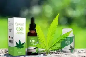 Eine Sammlung von CBD-Produkten der Marke Redfood24 ist zu sehen. In der Mitte steht eine Flasche CBD-Öl mit einer Pipette, auf deren Etikett 