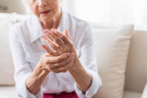 Frau mit Arthrose