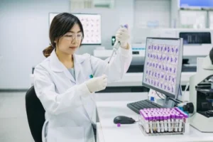 Die Forschung zu CBD bei Pferden umfasst Studien zur Behandlung von Verhaltensstörungen und Arthrose, wobei CBD aufgrund seiner entzündungshemmenden und beruhigenden Eigenschaften eingesetzt wird.